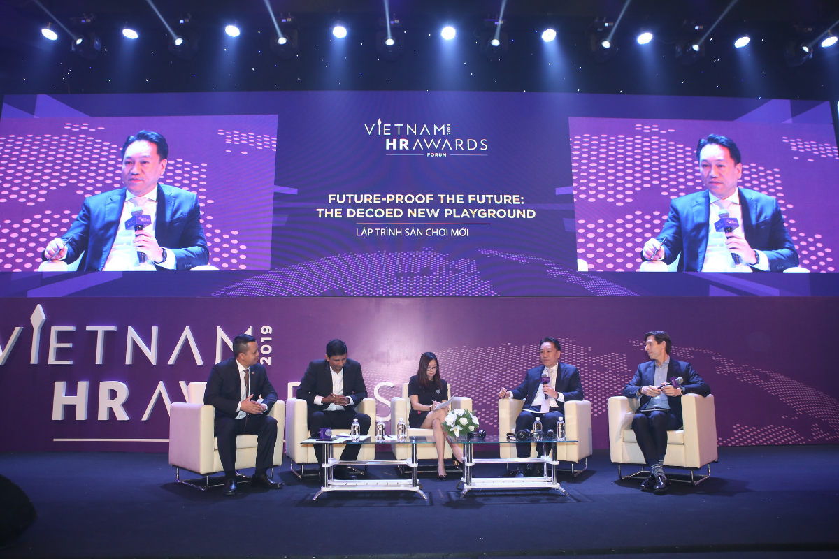 Thành phố Hồ Chí Minh, ngày 21 tháng 11 năm 2019 - 21 CEO và nhà lãnh đạo có tầm nhìn từ các tổ chức địa phương và khu vực hàng đầu đã hội tụ tại Việt Nam HR Awards Forum 2019 để thảo luận về các chiến lược kinh doanh đột phá và xu hướng nhân sự mới cho kỷ nguyên mới, làm đổi mới tầm nhìn, hướng tới việc xây dựng và áp dụng kỹ thuật số cho các doanh nghiệp trong tương lai.  Phiên họp buổi sáng đã gây chú ý trong cuộc thảo luận về hội thảo về Tương lai – Chạm bước tương lai: Sân chơi mới được giải mã, đưa ra những hiểu biết độc đáo về cách làm cho các doanh nghiệp sẵn sàng cho sân chơi mới, nơi các xu hướng và mô hình kinh doanh mới đang lan rộng khắp Việt Nam và ảnh hưởng đến các doanh nghiệp thuộc mọi quy mô.