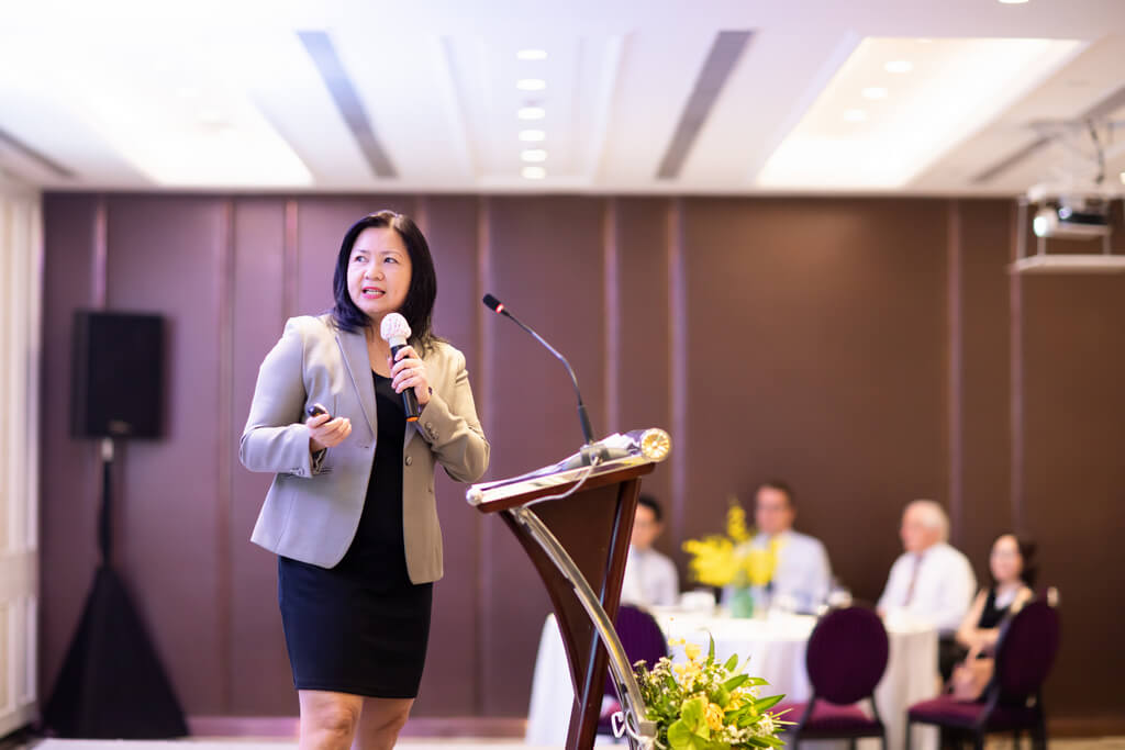 bà Hoa Nguyễn cũng chia sẻ các xu hướng tuyển dụng mới nhất, tỉ lệ nghỉ việc, xu hướng làm việc từ xa cũng như chính sách lương & phúc lợi của nhóm Local-Plus