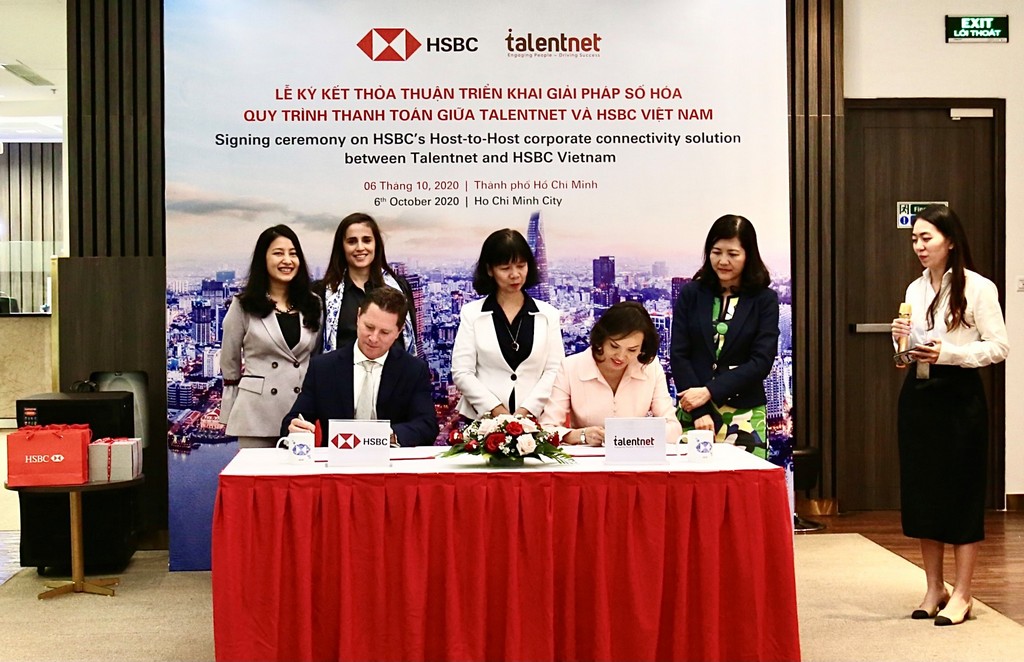 Signing ceremony between Talentnet and HSBC Vietnam - 1