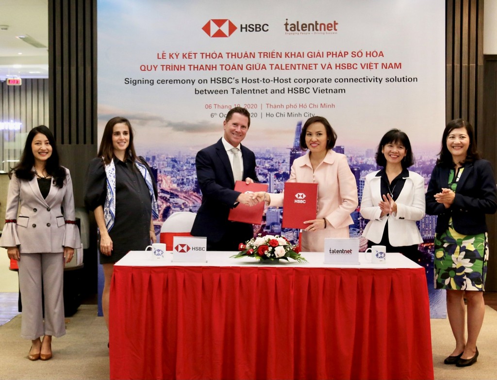 Signing ceremony between Talentnet and HSBC Vietnam -2